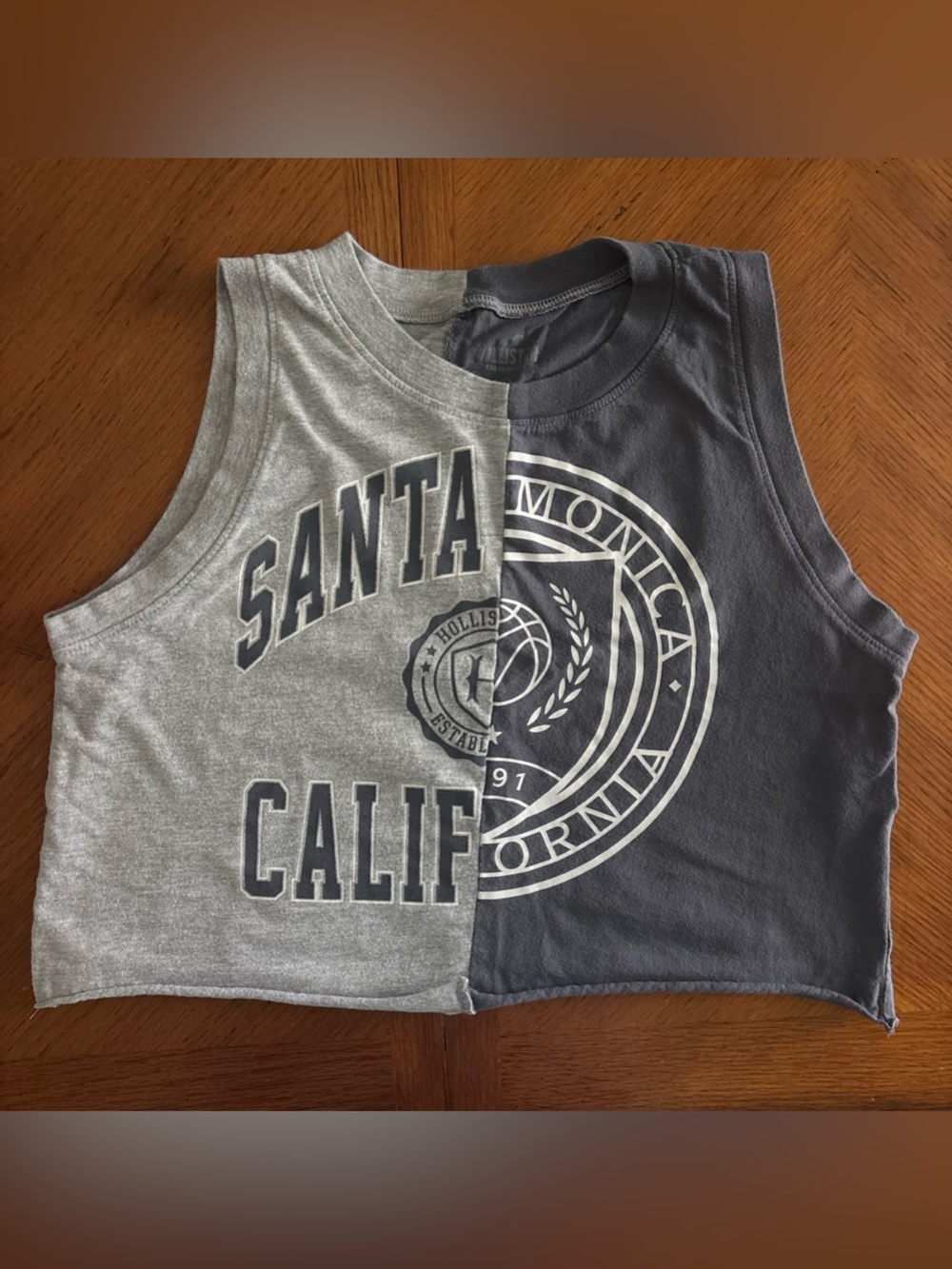 Hollister Split Graphic Crop Tank Top - Light Gray & blue